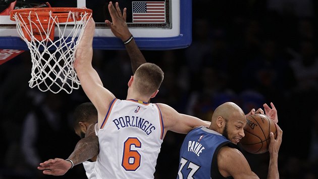 Adreian Payne (33) z Minnesoty si doskoil, Kristaps Porzingis (6) z New Yorku odeel z tohoto souboje s nepozenou.