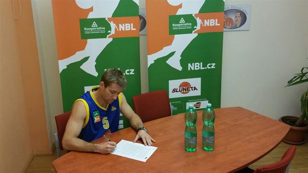 steck basketbalista Michal arneck podepisuje etick kodex hre NBL.