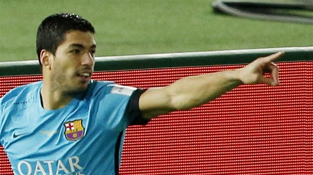 Luis Suarez z Barcelony oslavuje jeden ze svch t gl proti nskmu Kuang-ou.