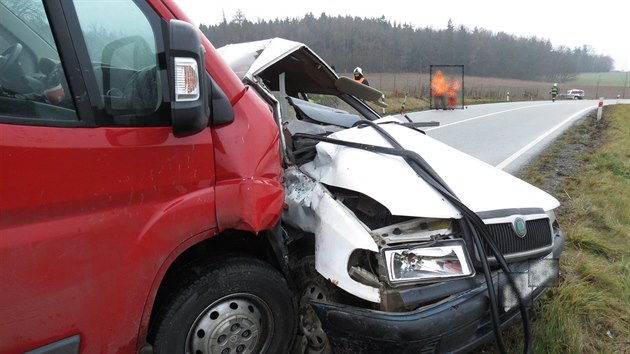 Tragická nehoda osobního vozu s dodávkou u Solnice na Rychnovsku.