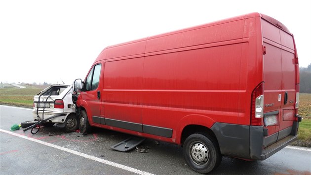 Tragická nehoda osobního vozu s dodávkou u Solnice na Rychnovsku.