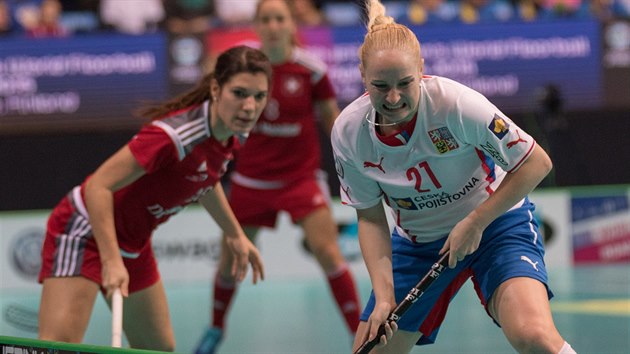 eská florbalistka Martina epková (vpravo) bojuje v duelu o bronz proti...