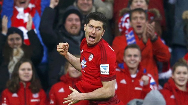 Robert Lewandowski z Bayernu Mnichov se raduje z glu do st Ingolstadtu.