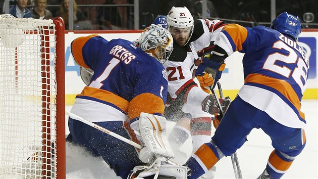 Obrnce NY Islanders Marek idlick (s slem 28) si pln sv povinnosti, branku ste Thomas Greiss, skrovat se sna Kyle Palmieri z New Jersey.