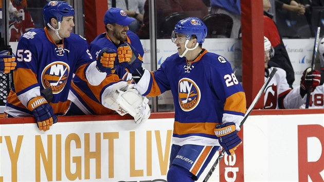 Marek idlick (vpravo) z NY Islanders slav se spoluhri trefu do st New Jersey.