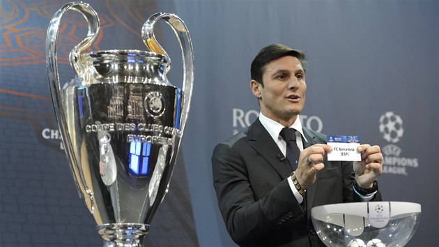 Trofej pro vítěze Ligy mistrů při losu osmifinále, vpravo legenda Interu Milán Javier Zanetti.