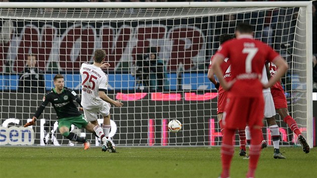 Thomas Mller z Bayernu Mnichov skruje z penalty do st Hannoveru.