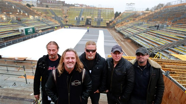 Skupina Kab�t se p�i�la pod�vat za Lu��nky, kde v lednu vystoup� p�ed hokejov�m z�pasem (19. 12. 2015).