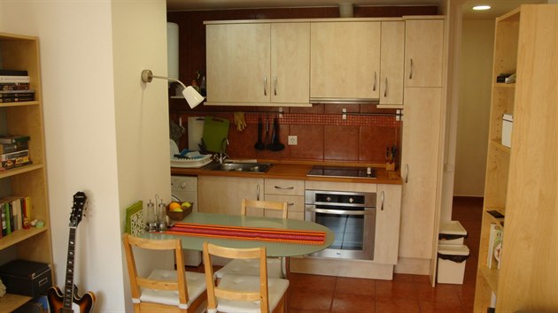 Ačkoli má byt pouze 50 metrů, díky otevřené kuchyni působí prostorně. 