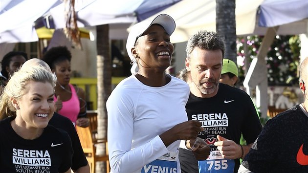 Venus Williamsov na charitativnm bhu, kter podala jej sestra Serena (Miami, 13. prosince 2015)