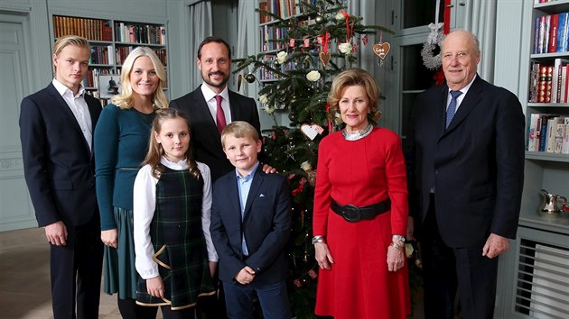 Norská královská rodina: král Harald V. a královna Sonja, korunní princ Haakon a princezna Mette-Marit a jejich děti, Marius Borg Hoiby, princ Sverre Magnus a princezna Ingrid Alexandra (Asker, 14. prosince 2015)