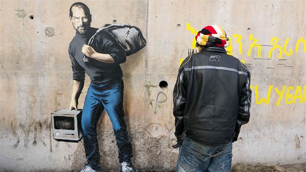 Toto graffiti vytvoil Banksy v uprchlickm tboe ve francouzskm mst Calais. Zobrazuje zesnulho zakladatele firmy Apple Stevea Jobse (12. 12. 2015).