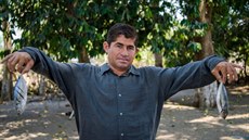Trose�ník Jose Savador Alvarenga po m�sících strávených na volném mo�i op�t na...