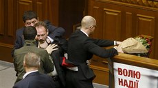 Ukrajinský zákonodárce Oleh Barna se pokusil v kyjevském parlamentu odtáhnout...