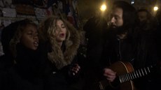 Madonna na ulici v Paříži zazpívala píseň Imagine