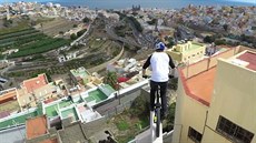 Jízda Dannyho MacAskilla po st�echách na ostrov� Gran Canaria