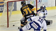 Tomá Frolo z Litvínova dává gól brankái Marku iliakovi z Komety Brno. Zády...