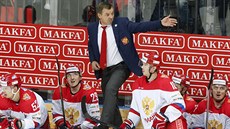 Stídaka ruských hokejist s dirigentem Znarokem.