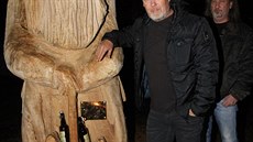 Milan palek z Kabát odhalil svou sochu v teplickém Zámeckém parku k svým 49....