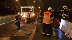 Závada na autobusu v Tupolevov ulici v praských Letanech (11. prosince 2015)