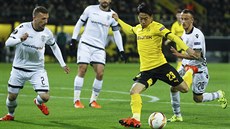 Záložník Dortmundu Šindži Kagawa (ve žlutém) střílí v utkání Evropské ligy...