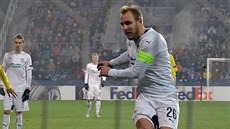 Daniel Kolá z Plzn dává gól z penalty v utkání Evropské ligy proti Villarealu.