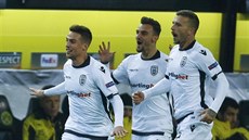 Slovenský úto�ník PAOKu Solu� Róbert Mak slaví gól do sít� Dortmundu se...