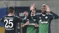 Eric Maxim Choupo - Moting ze Schalke (íslo 13) slaví gól do sít Asterasu...