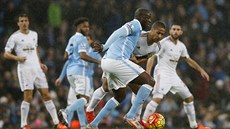 Kapitán Manchesteru City Yaya Touré (v modrém) se pokou�í obejít Waynea...