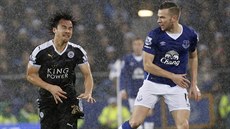 Zajímavý výraz nasadil útoník Leicesteru indi Okazaki (vpravo) po zákroku...