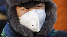 Lidé v Pekingu nosí kvůli znečištěnému ovzduší ochranné masky (18. prosince...