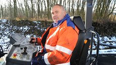 Asfaltér Josef Horák pracuje jako řidič finišeru na dostavbě dálnice D8 u...