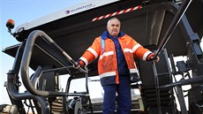 Asfaltér Josef Horák pracuje jako řidič finišeru na dostavbě dálnice D8 u...