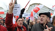 Úastníci protivládní demonstrace ve Varav (19. prosince 2015).