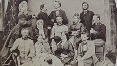 Skupinová fotografie rodiny Schindlerů někdy okolo roku 1864