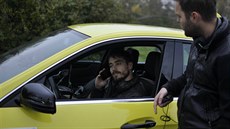 Režisér Dan Pánek a herec Filip Tomsa ve filmu Taxi 121