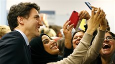 Kanadský premiér Justin Trudeau vítal uprchlíky ze Sýrie na letiti v Torontu...