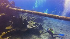 Potáp zkoumá vrak obchodní lodi Pionýr u souostroví Bahamy