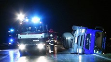 Převrácený kamion s mlékem zablokoval na osm hodin dálnici D11 (10.12.2015).