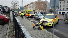 Auto srazilo v Praze chodkyni s koárkem (14.12.2015).