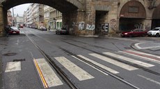 Světelné pruhy v Praze 8 mají chodce upozornit na přijíždějící tramvaj...