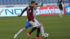 Dan Ovolda (vpravo) z Baníku Ostrava se snaí zastavit Marka Matjovského ze...