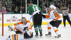 Jamie Benn z Dallasu teoval puk, branká Philadelphie Michal Neuvirth ale...