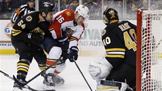 Aleksander Barkov z Floridy v anci ped brankáem Bostonu Tuukkou Raskem.