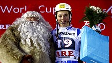 Petra Vlhová na stupních vítz po triumfu ve slalomu v Aare.