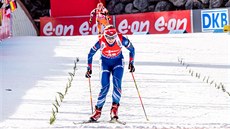 eská biatlonistka Lucie Charvátová dojídí do cíle sprintu v Hochfilzenu....