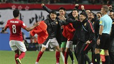 Fotbalisté čínského Kuang-čou Evergrande se radují z postupu do semifinále MS...