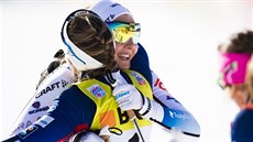 Stina Nilssonová ze védska (vlevo) pijímá gratulace k triumfu ve sprintu v...