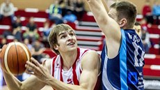 Pardubický basketbalista Ondej Kohout (vlevo) se pokouí prosadit pes...