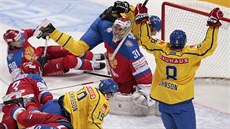 Švédský hokejista Andreas Johnson (vpravo) se raduje z gólu v duelu s Ruskem.